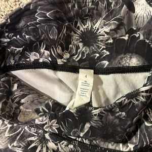 Lululemon printed leggings size 4 in perfect condition!